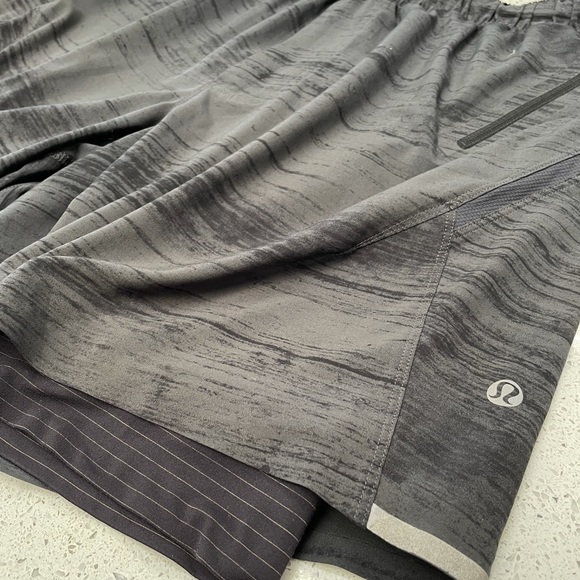 Lululemon shorts size M - Picture 3 of 4